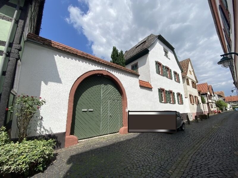 Hauskaufberatung eines charaktervollen Altbaus mit Sandsteinbogen-Tor und Giebel in der Hochheimer Altstadt