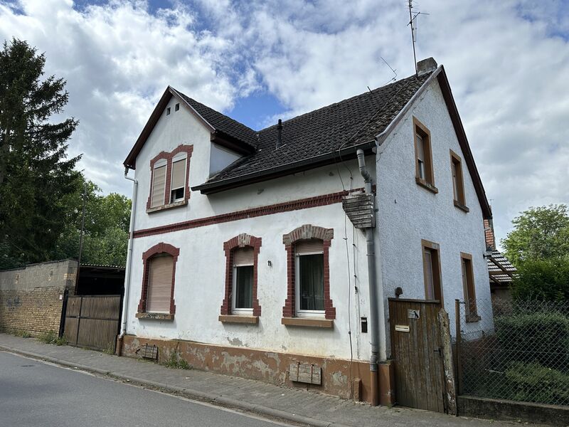 Verkehrswertgutachten eines sanierungsbedürftigen Altbau-Einfamilienhauses mit historischer Ziegelfassade im Rhein-Main-Gebiet