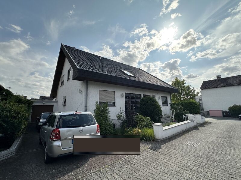 Verkehrswertgutachten eines klassischen Einfamilienhauses mit großem Satteldach und Garageneinfahrt im Rhein-Main-Gebiet