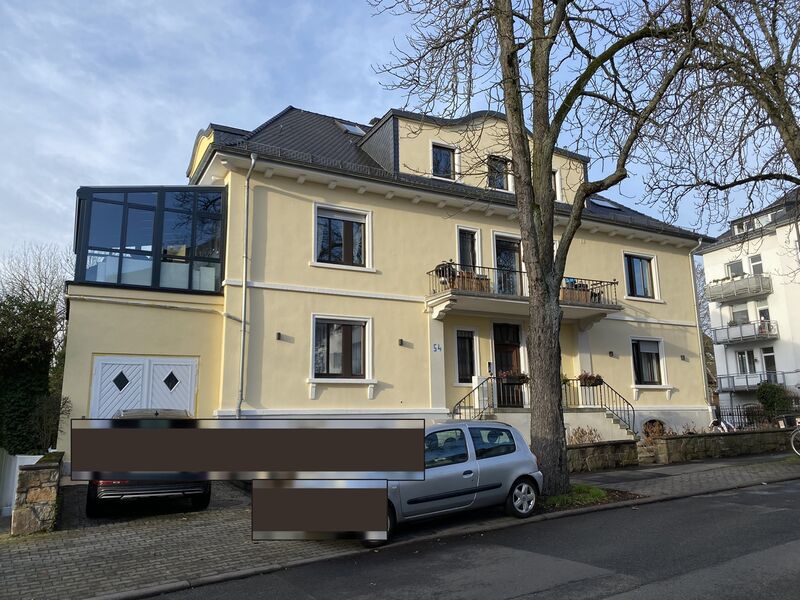 Verkehrswertgutachten einer repräsentativen Stadtvilla in Wiesbaden mit gelber Putzfassade, Erker und Mansarddach
